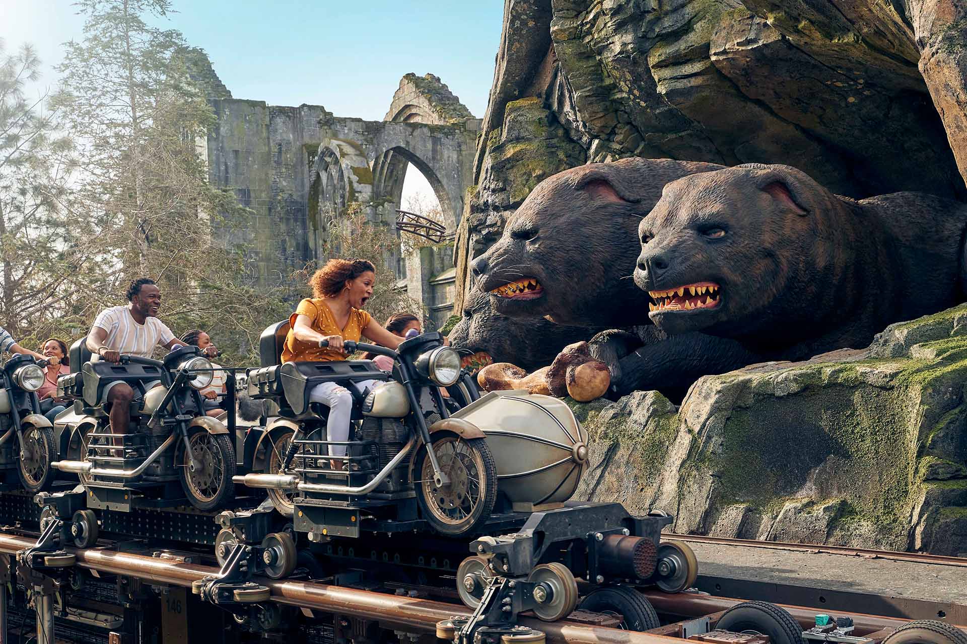 Семья катается на американских горках Hagrid's Motorbike Adventure в Universal Orlando