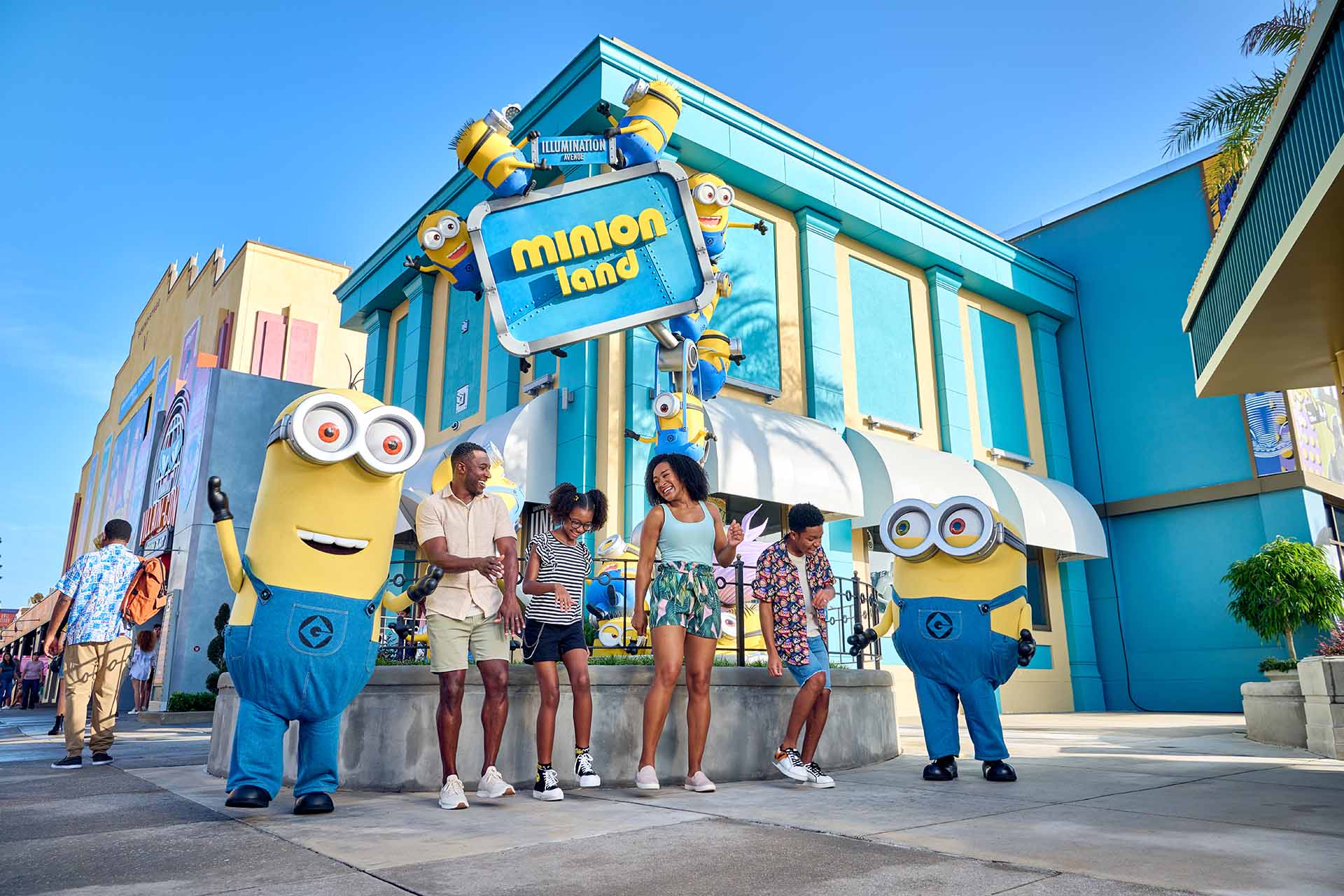 Familie macht ein Foto mit den Minions von Illumination Media im Minion Land – Universal Studios Florida