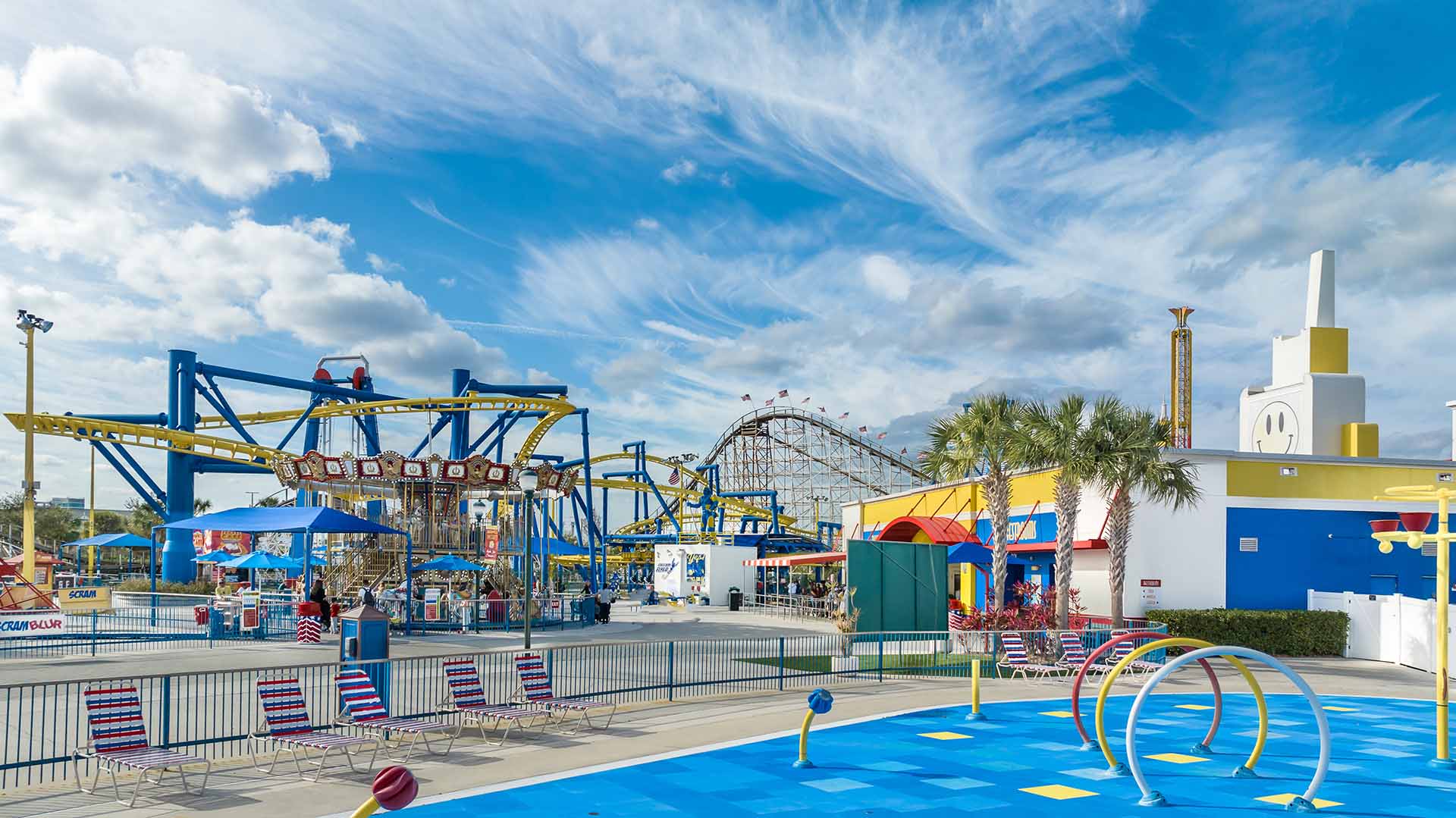 Vue sur le carrousel et les montagnes russes de Fun Spot America à Orlando, en Floride
