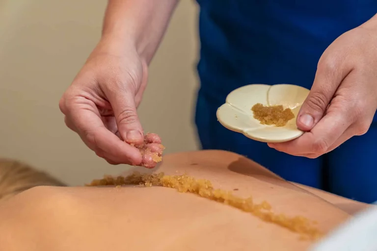Mujer recibiendo un servicio de spa de exfoliación de espalda