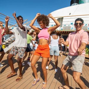 Gruppe von Menschen, die auf dem Kreuzfahrtdeck Margaritaville at Sea tanzen